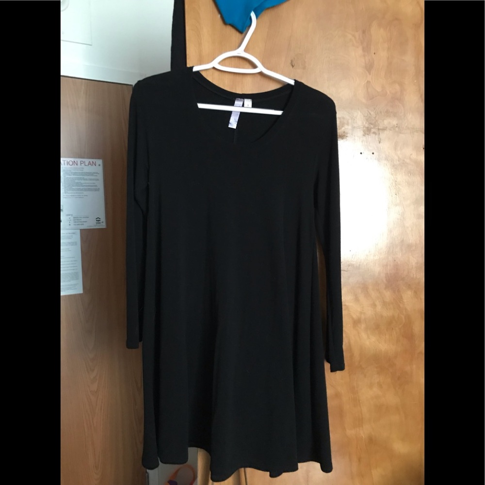 Francesca’s long sleeve black T-shirt dress